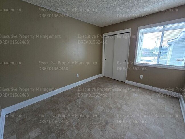 Building Photo - 2 bedroom 1.5 bathroom townhouse