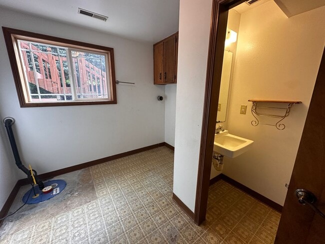 Building Photo - *COMING SOON* 3 Bedroom 2.5 bath Split level house