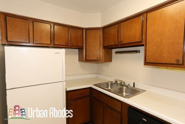 Building Photo - 648 W Wrightwood Ave