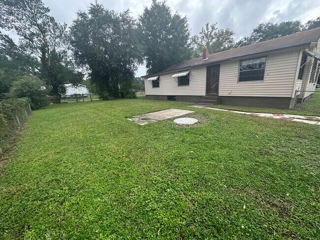 Building Photo - Crystal Springs, Country Home, Large Lot a...