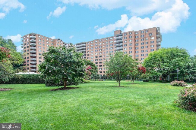 Building Photo - Wesley Heights Two Bedroom, Two Baths, Fur...