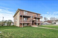 Building Photo - Updated Spacious 2BR/1 Bath Apartment Avai...