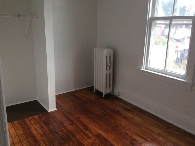 Building Photo - Spacious 5 Bedroom 1.5 Bath House- York City SD