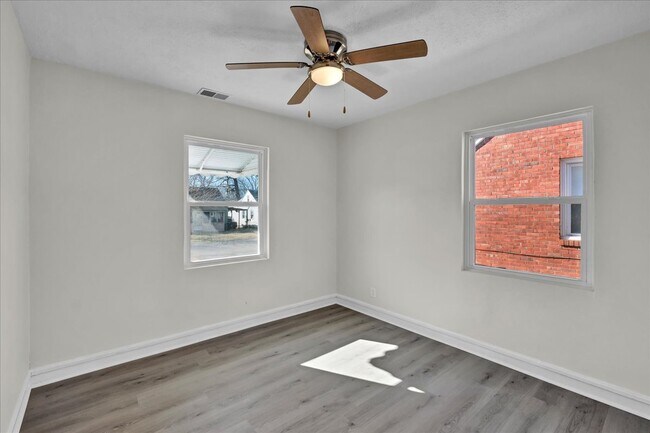 Building Photo - 327 Alger Ave