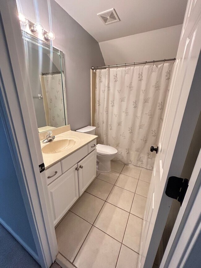Building Photo - Beautiful Collierville home tucked away in...