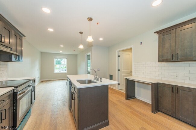 Building Photo - 39 Ledgewood Ave