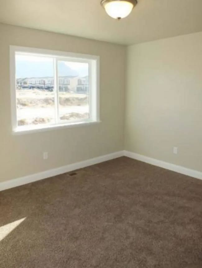 Building Photo - Charming 3 Bedroom Townhome with 2.5 Baths & 2 Car Garage in Cedar City, Utah!