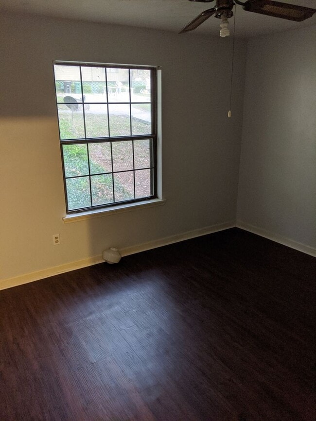 Building Photo - Cute 2 bedroom 2 bath townhome