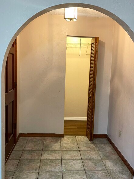 Building Photo - 2085 Oak Meadow Cir