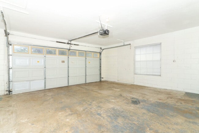 Building Photo - Sanford Home - 3/2 with garage and huge yard