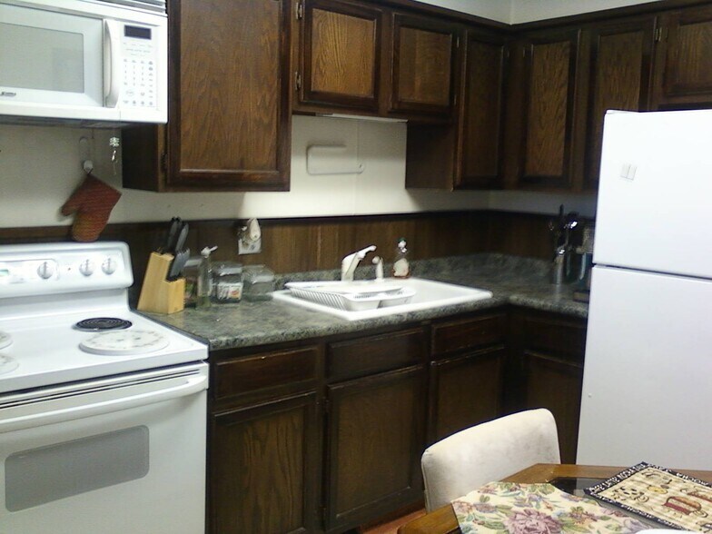 Eat in kitchen - 1406 3rd Ave