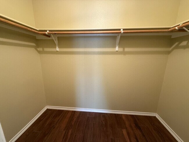 Building Photo - 1305 Fox Creek Dr