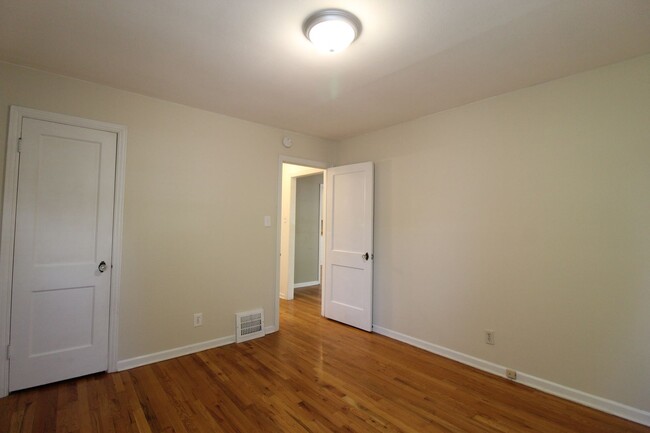 Building Photo - 2 Bedroom 1 Bath Home in Roeland Park
