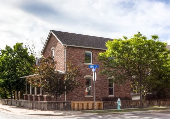 Building Photo - 1 bed 1.5 bath Stand Alone Townhome. Rent Discount - $2,750 Rent to July 31 2026. $2,995 Rent Sta...