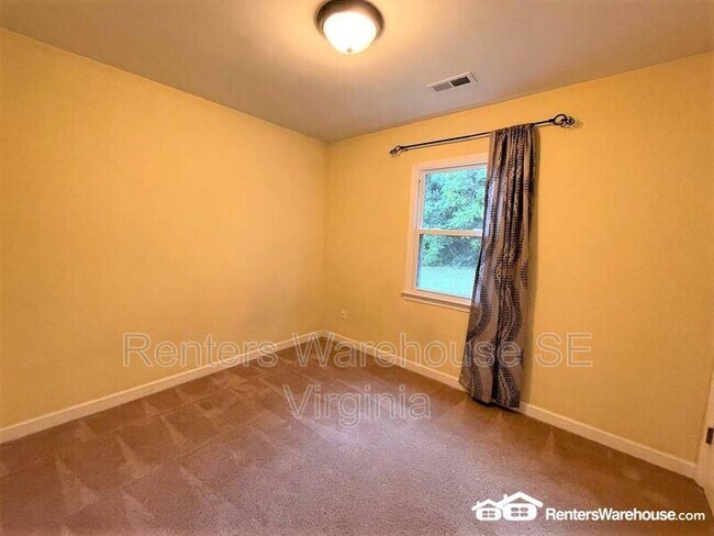 Building Photo - 500 Ashlawn Dr