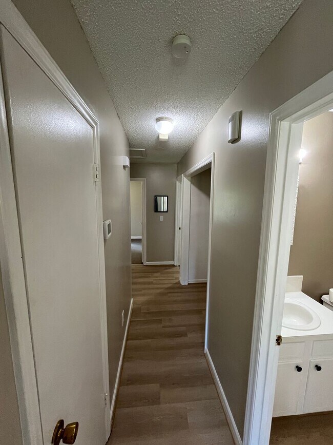 Building Photo - 1681 Village Pl