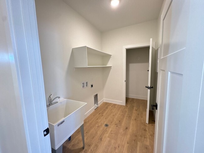 Building Photo - Crosshollows Home Available!