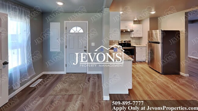 Building Photo - Explore this attractive property in Yakima with 3 bedrooms and 1 bathroom