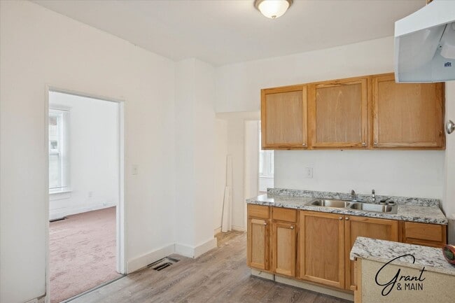 Building Photo - $1200 3 bedrooms