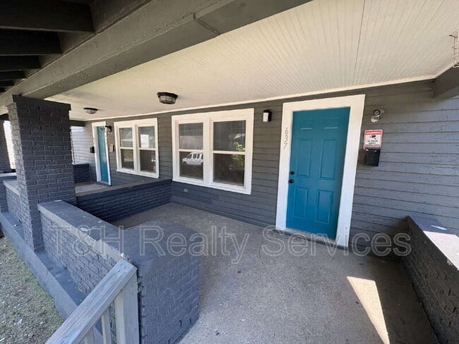 Building Photo - 637 N Gray St