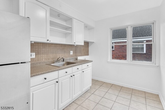 Building Photo - 164 Midland Pl