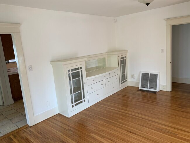 Building Photo - 847 Venezia Ave