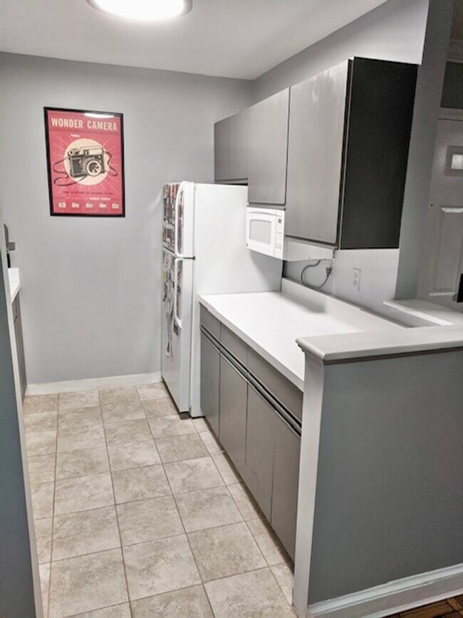 Building Photo - FIRST MONTH FREE RENT!