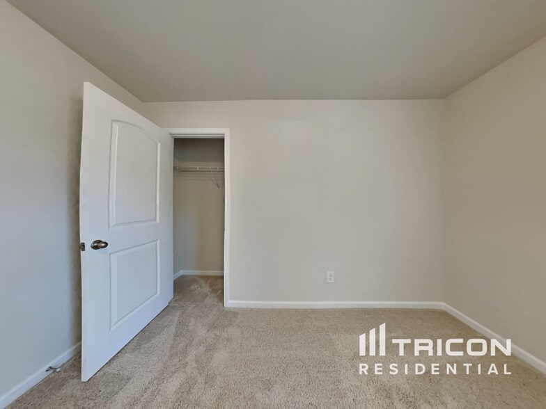 Building Photo - 572 Lakerun Dr