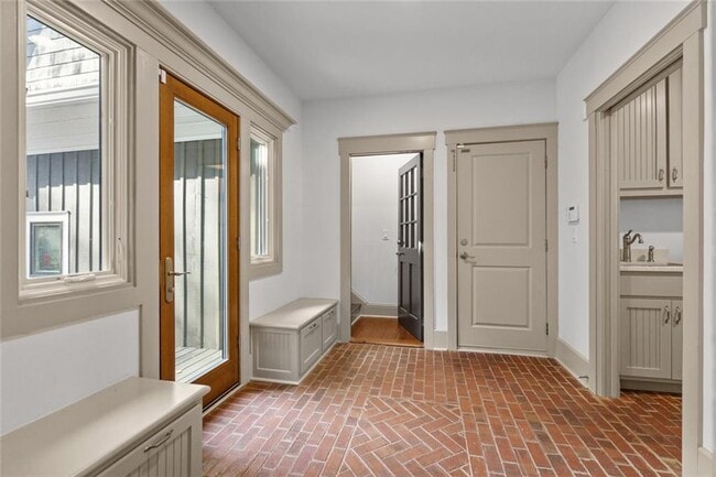 Building Photo - 390 Hembree Rd