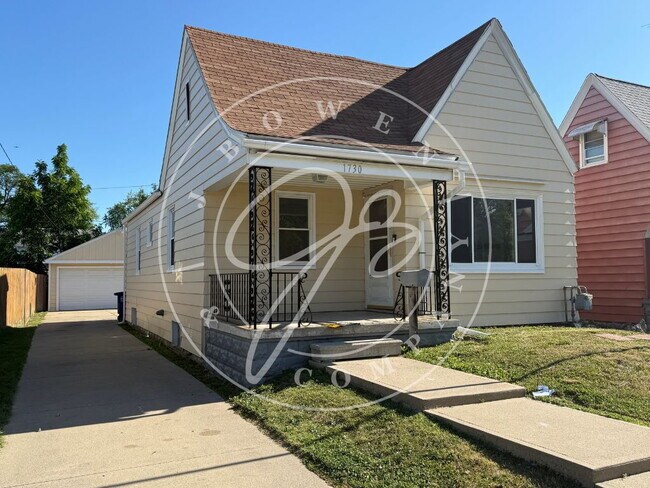 Building Photo - "Charming 2-Bedroom Retreat in West Toledo with huge garage.