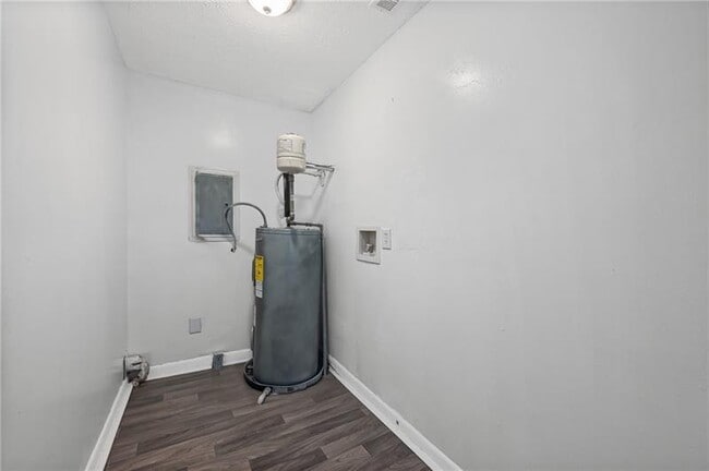 Building Photo - 305 Banberry Dr SE