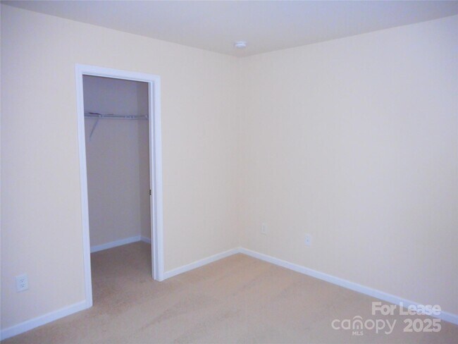 Building Photo - 3038 Oakmere Rd
