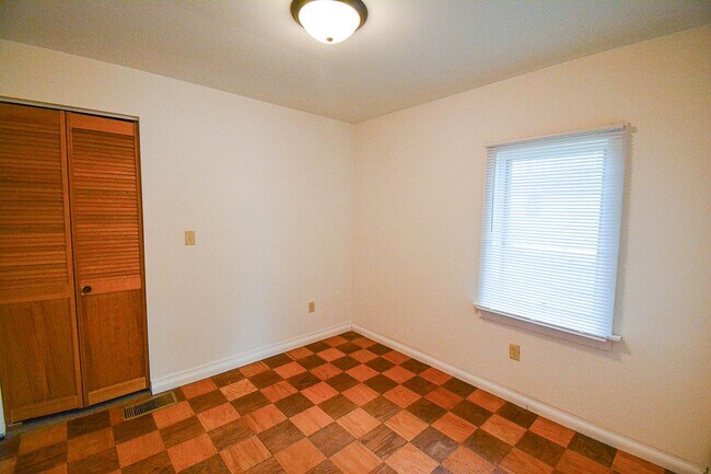 Building Photo - Bright & updated 2br Uptown home w/garage!