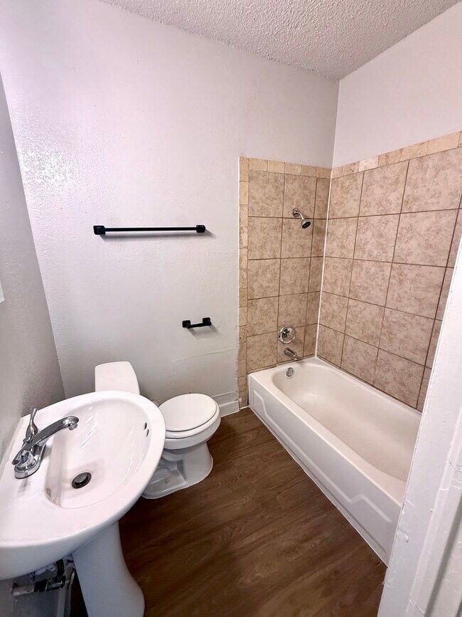 Building Photo - Large 2BD 1BA Duplex with Located in Histo...