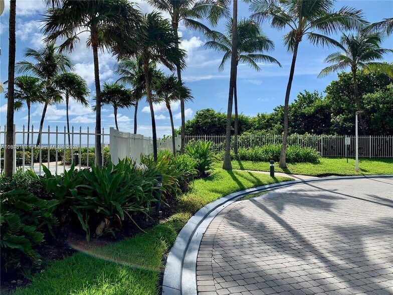 Building Photo - 16711 Collins Ave