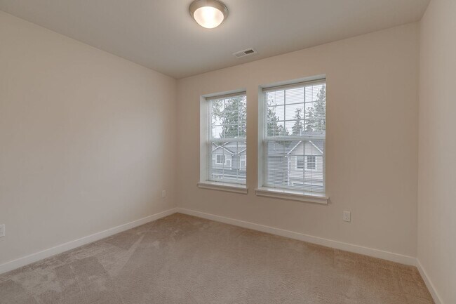 Building Photo - Bright and spacious 3 bed home in nice Lynnwood location!