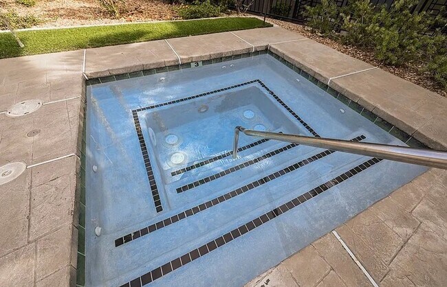 Building Photo - Unique condo with rooftop Strip Views and modern amenities.