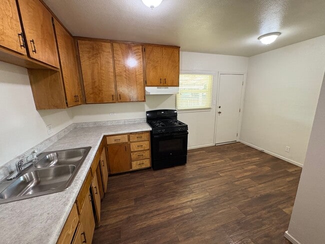 Building Photo - NW Visalia corner lot home available now!