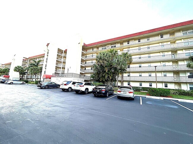 Building Photo - 3951 Via Poinciana