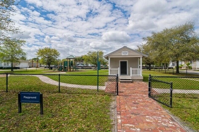 Building Photo - 3374 N Park Dr