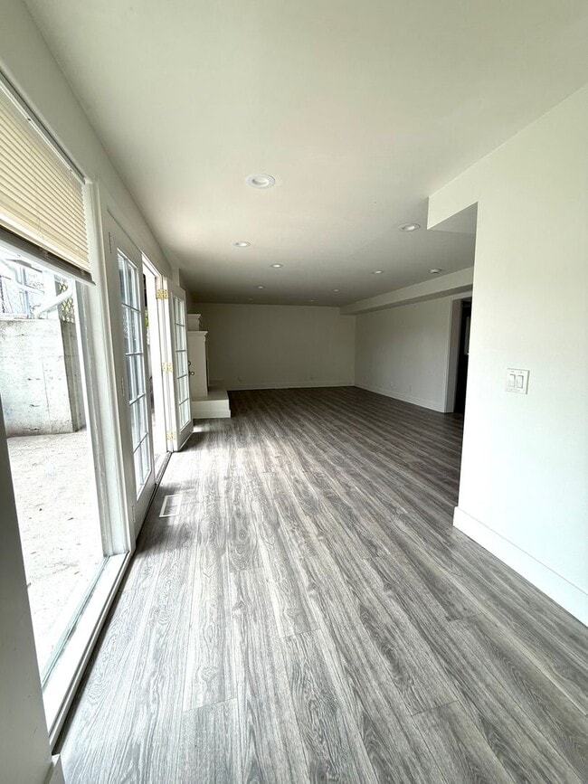 Building Photo - Stylish 2-Bed Tacoma Home