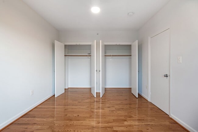 Building Photo - Available Now! Recently Updated, Spacious ...