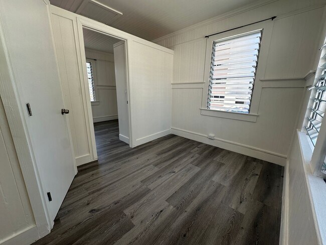Building Photo - 1717 Kewalo St