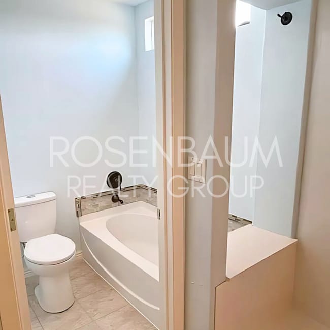 Building Photo - Beautiful 3-bedrooms, 2.5-baths townhouse ...