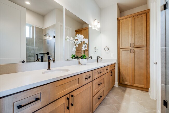 Building Photo - 6514 Old Olive Tree Dr