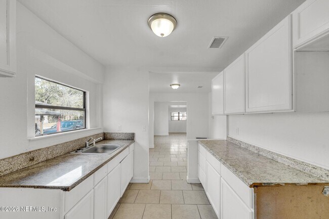 Building Photo - 1830 W 27th St