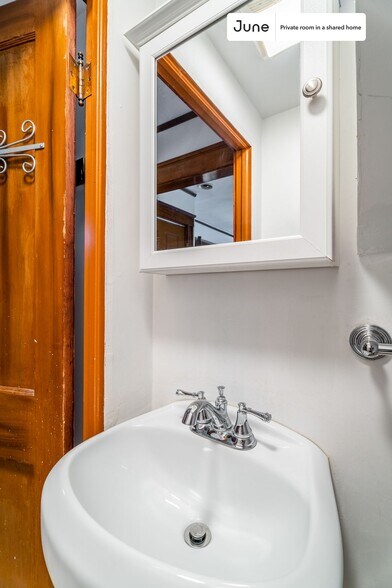 Building Photo - Room in Shared 4 bed/1.5 bath home