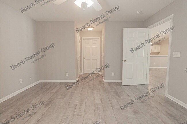 Building Photo - 4850 Meadowsweet Dr