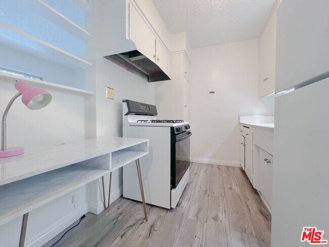 Building Photo - 941 N San Vicente Blvd