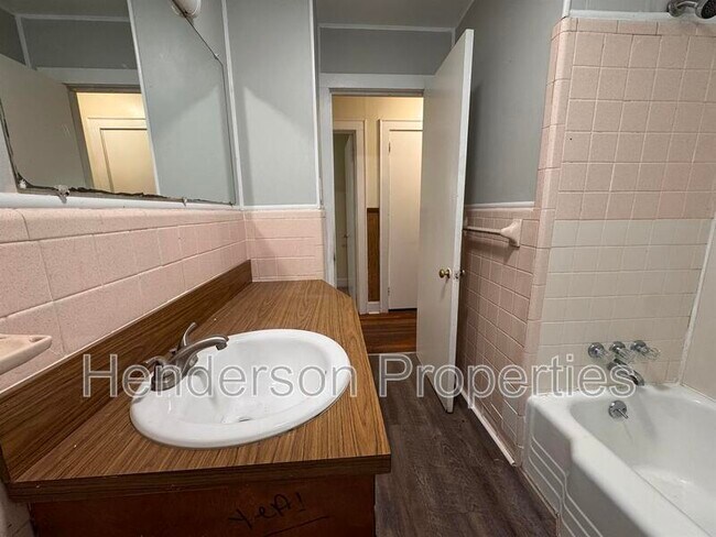 Building Photo - 634 N Kelly St